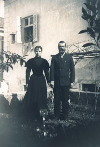 Haračić i supruga . Vidljivi su meteorološki instrumenti i biljke u vrtu,te pločice s latinskim natpisima
