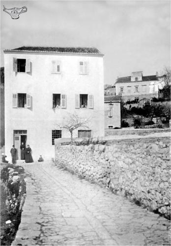 1898-Lussinpiccolo-Forse-e-una-strada-sopra-il-ristorante-Hajduk-andando-verso-il-Duomo.-A-quel-tempo-non-cera-ancora-la-strada-nuova-da-Crociata-fino-alla-piazza.-coll.-F.-Neretich